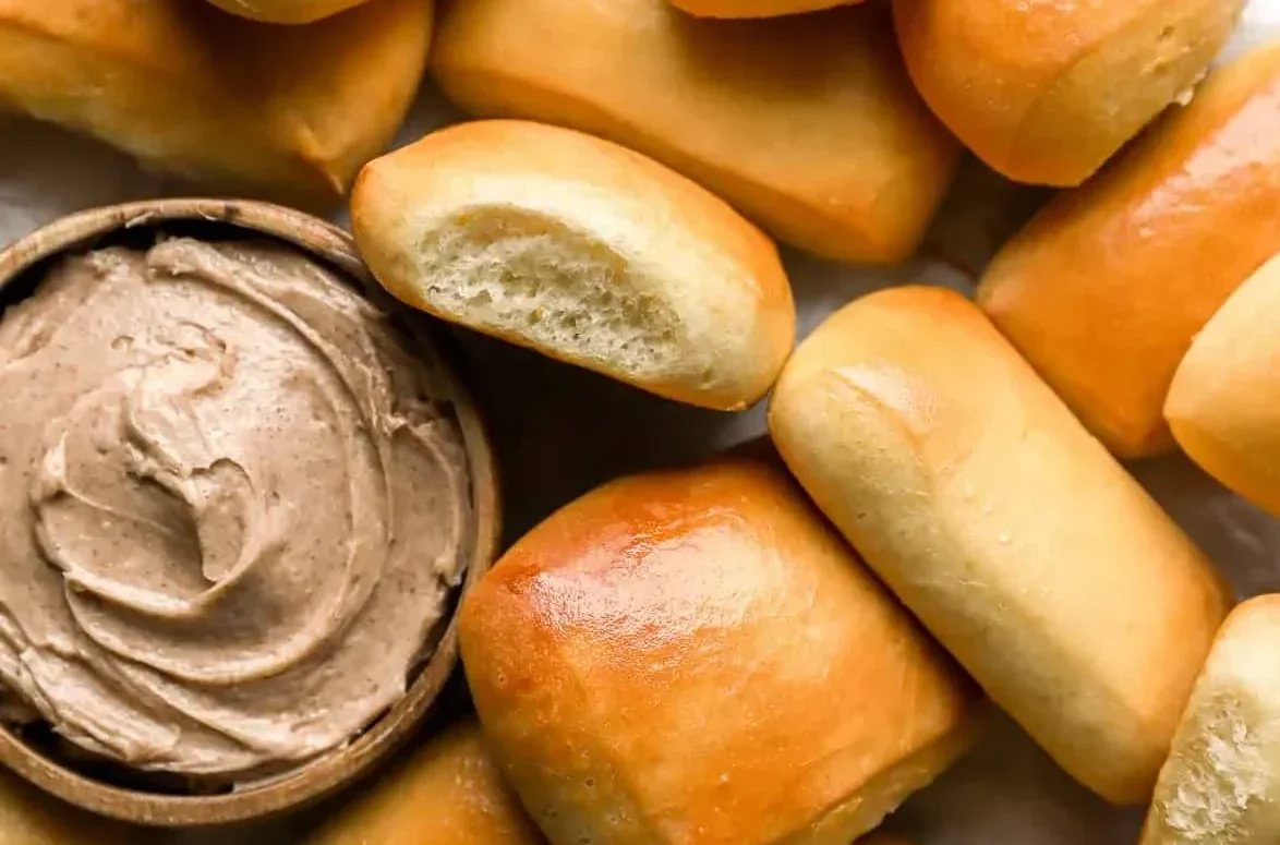 Texas Roadhouse rolls with chocolate dipping